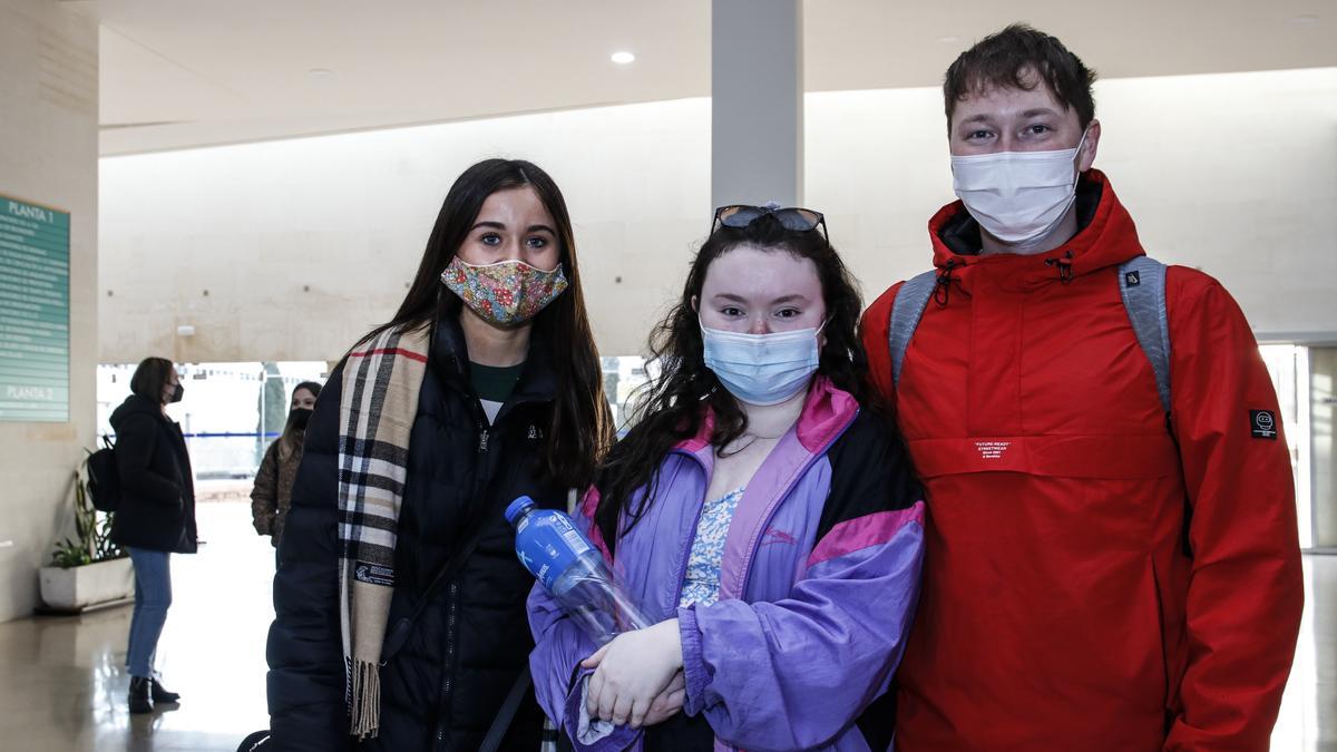 De Galway (Irlanda): Emily Timmins, Rachel Scarry y Adam Lennon, en la facultad cacereña.