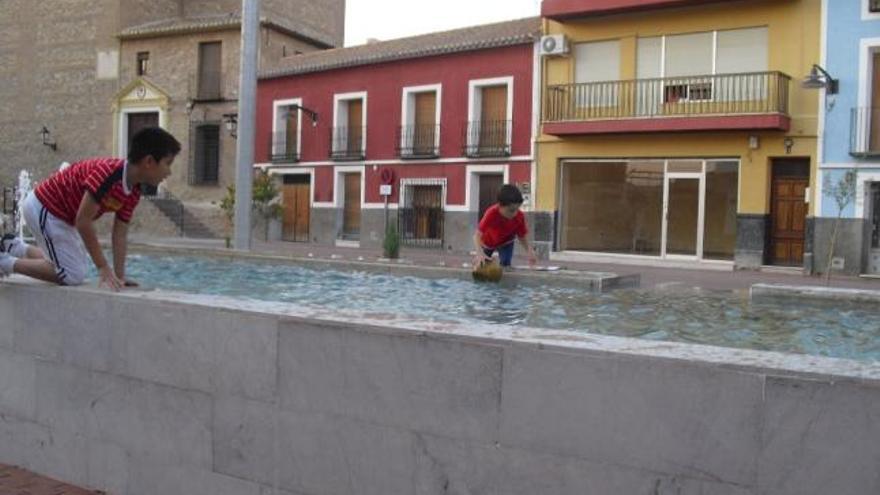 Alertan de la profundidad de la fuente de la plaza