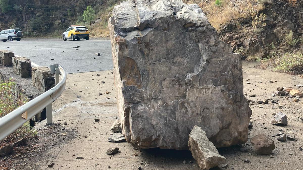 Cae una roca de grandes dimensiones en una carretera del sur de Gran Canaria.