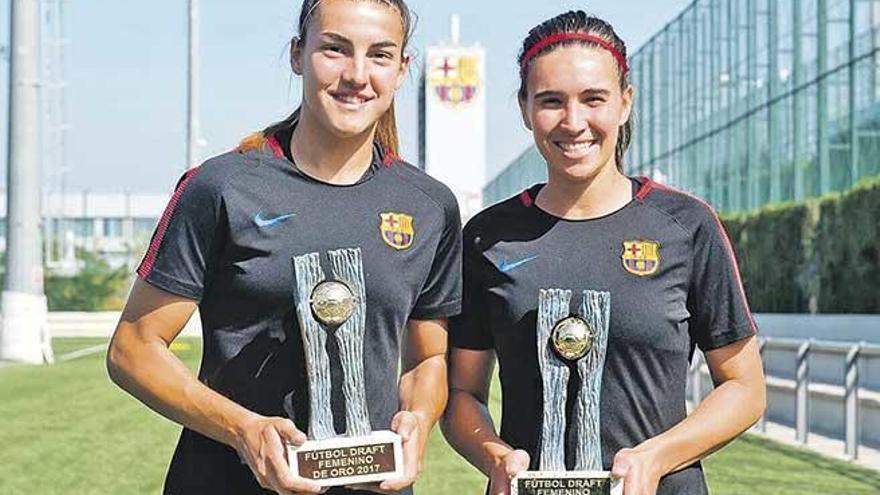 Patri y Mariona reciben su trofeo del &#039;Once de oro&#039;