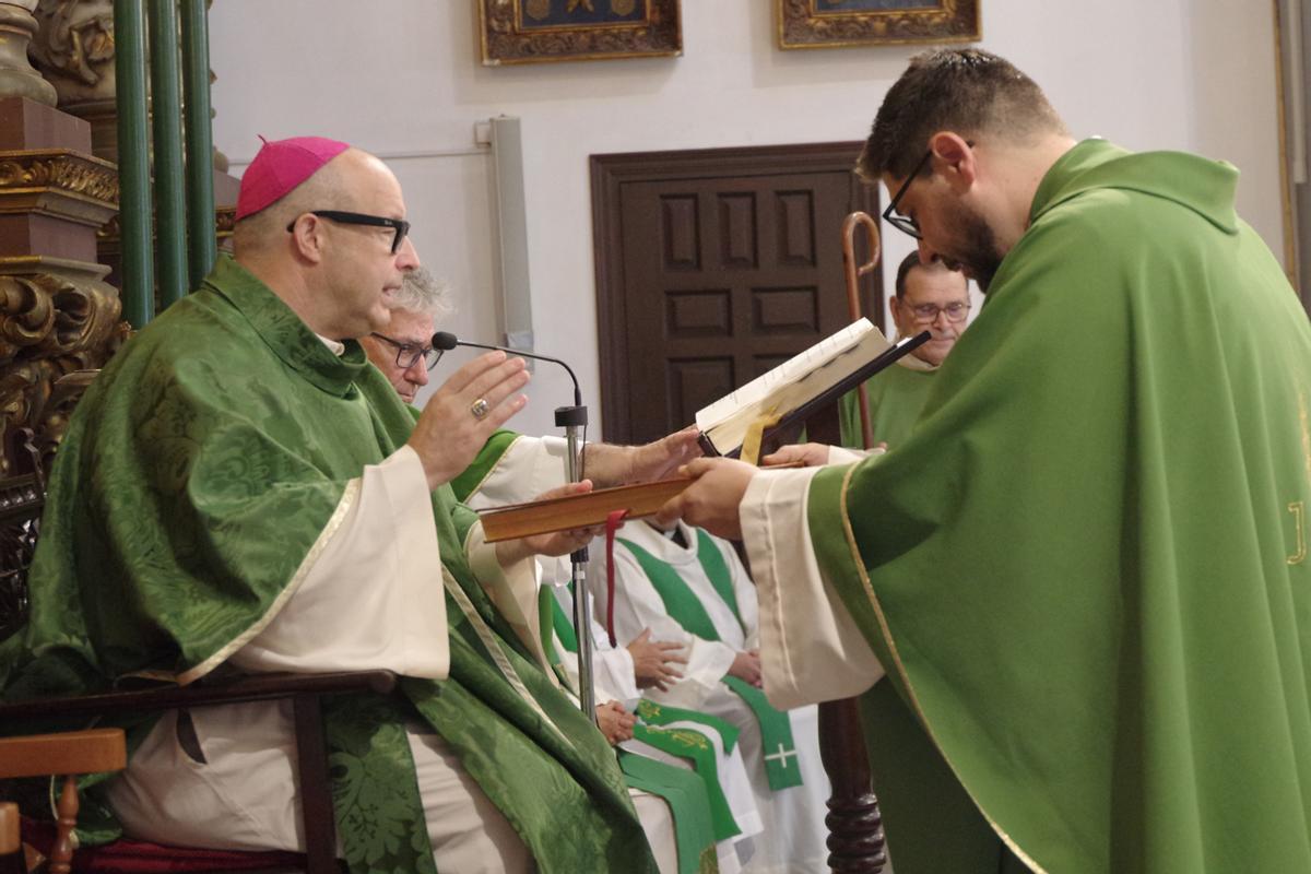 Toma de posesión del nuevo párroco de los Mártires, Isidro Calderón, en la Iglesia de San Juan