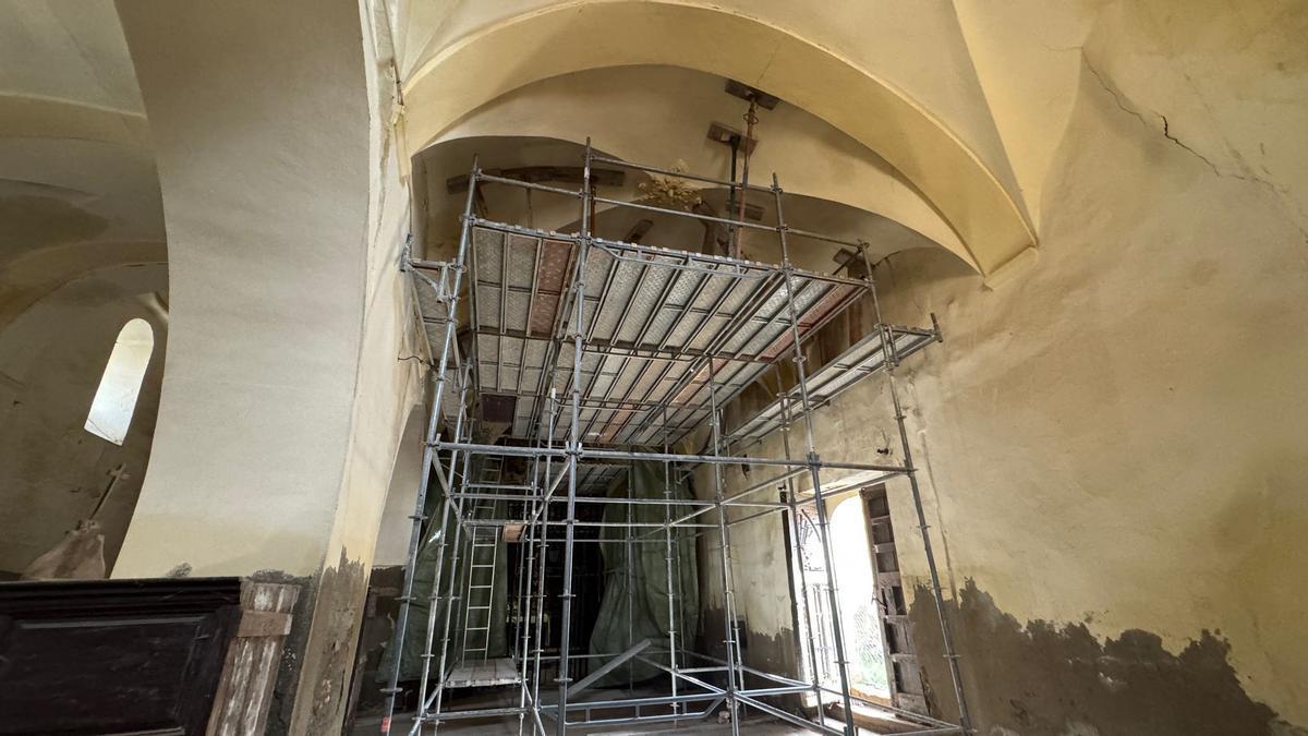 Obras en el interior de la iglesia de San Pedro de Villalpando.