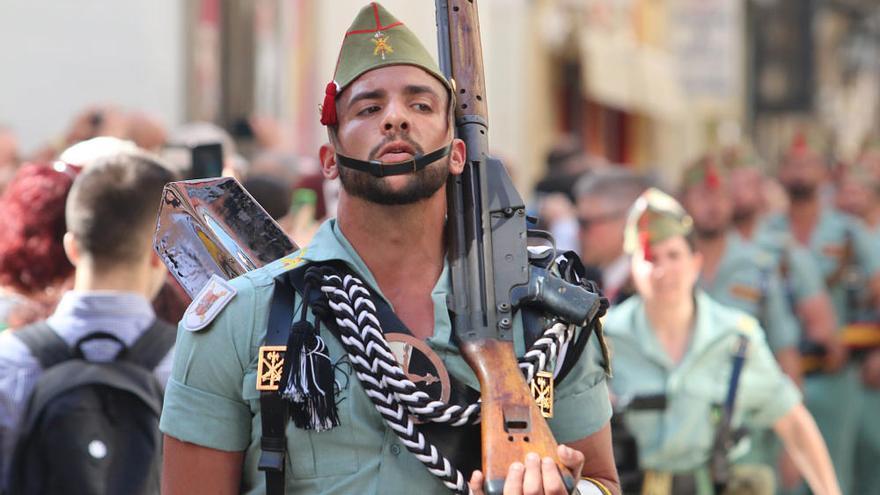 Un legionario desfilando por las calles del Málaga en la mañana del Jueves Santo.