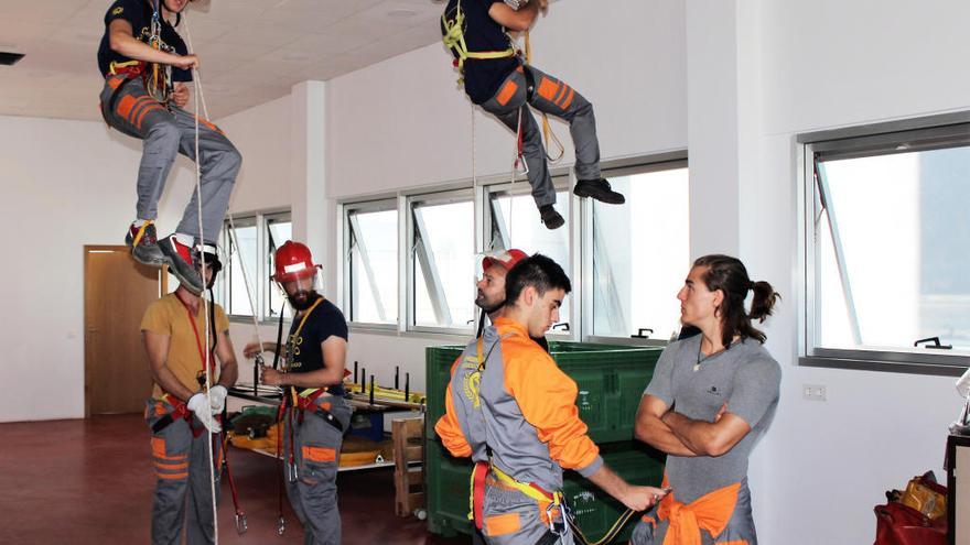 Alumnos, bomberos, militares y demás profesionales del ámbito de la protección civil acudieron al estreno del nuevo instituto, situado en el polígono industrial Oeste.