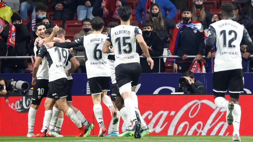 Los jugadores del Valencia celebran el gol de Hugo Duro.