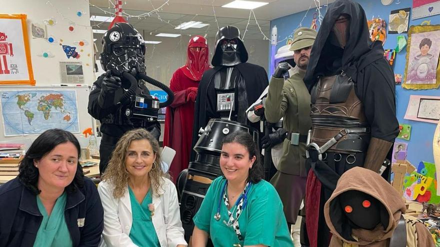 Las pediatras especialistas en Oncología Gemma Muñoz, Ana Alas y Beatriz Cófreces, con los personajes de la saga de Star Wars que visitaron ayer el Hospital Materno Infantil Teresa Herrera de A Coruña.