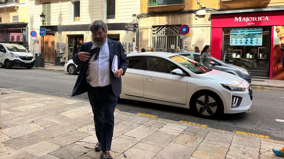 Pedro Bestard, entrando al Palau del Consell para acudir a la Comisión de Transparencia.