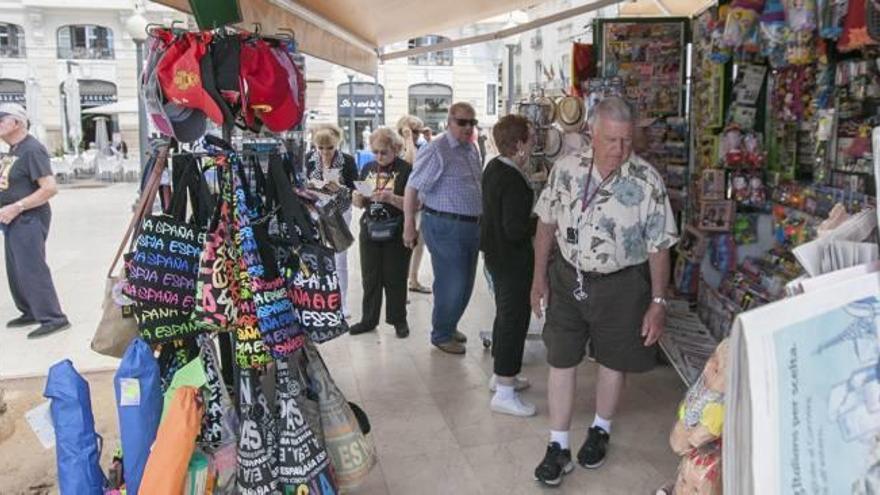 Cientos de cruceristas tomaron esta semana el centro de Alicante al bajar de los barcos americano e italiano que llegaron a puerto.