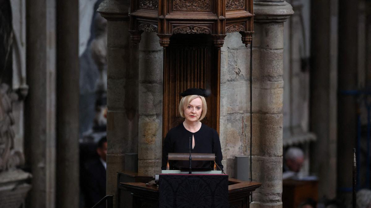 Liz Truss, primera ministra británica, dirige unas palabras a los asistentes durante el funeral de estado de la reina Isabel II