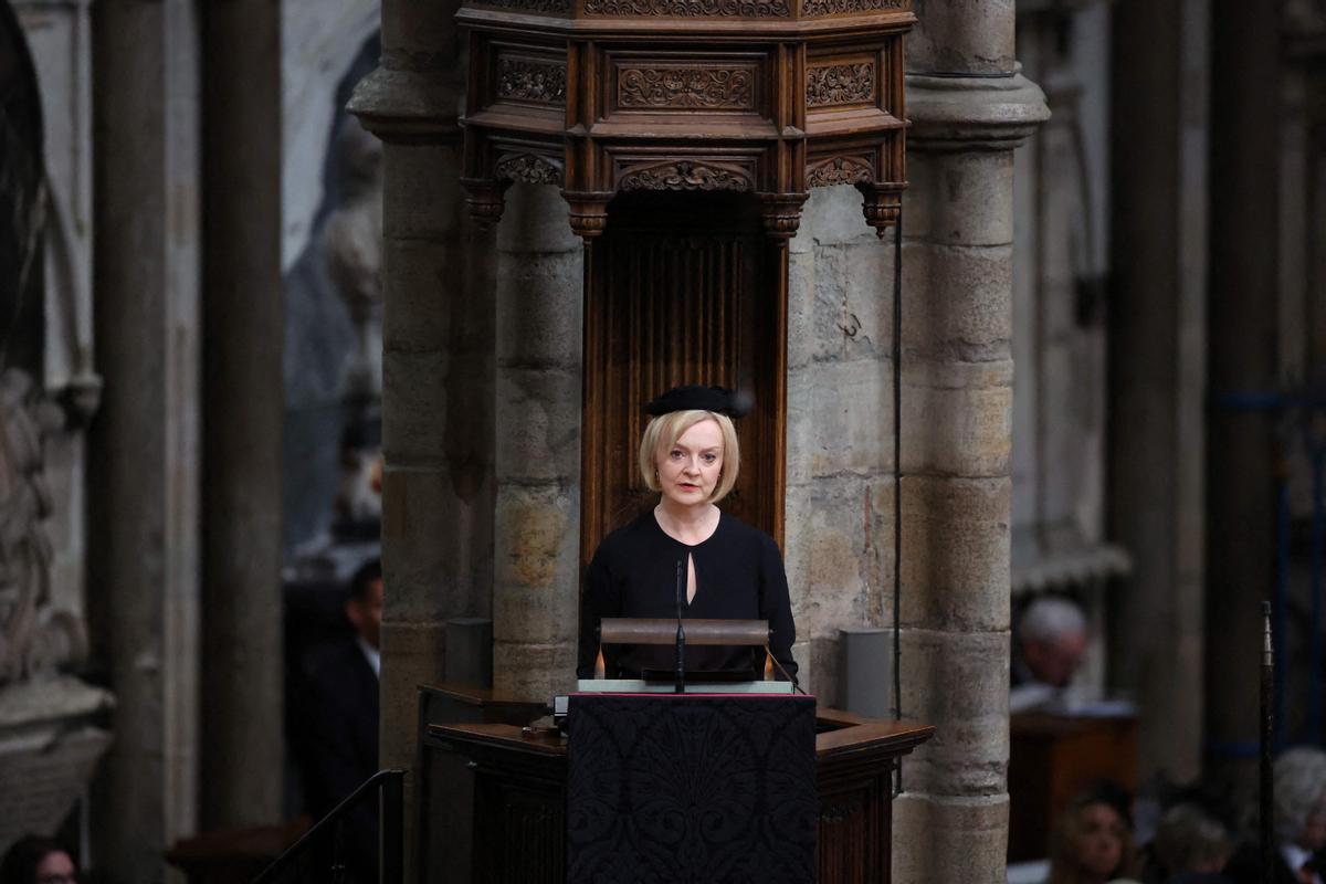 Liz Truss, primera ministra británica, dirige unas palabras a los asistentes durante el funeral de estado de la reina Isabel II.