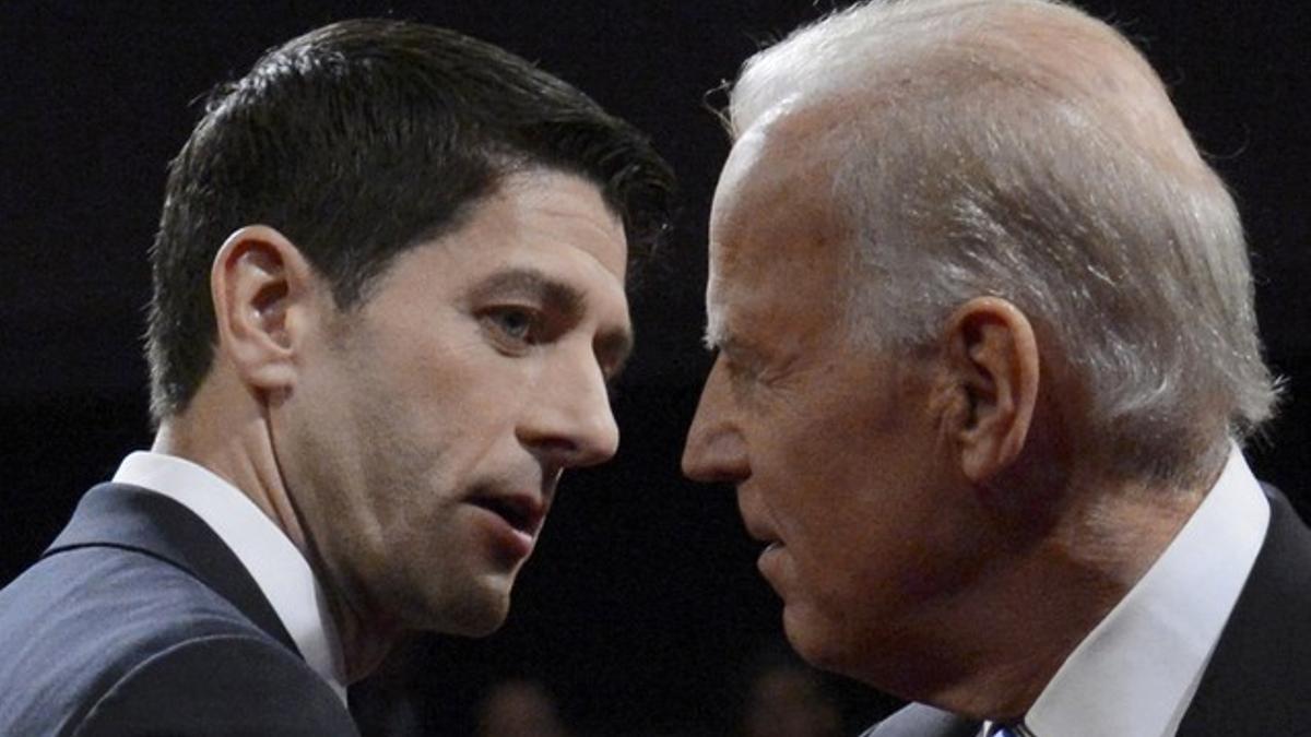 Joe Biden y Paul Ryan, antes del debate de los candidatos a vicepresidente.