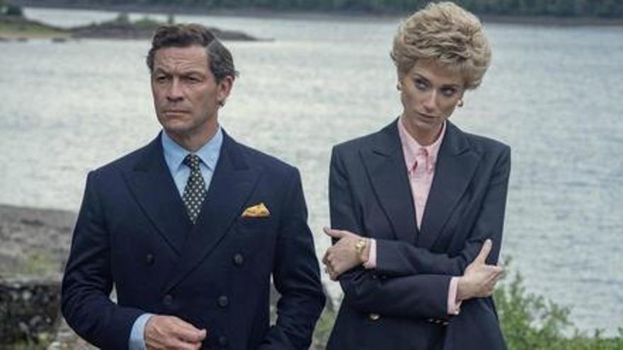 Dominic West (Carles) i Elizabeth Debicki (Diana) a &#039;The Crown 5&#039;