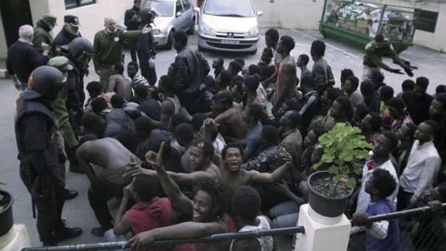 Uns 500 immigrants accedeixen a Ceuta en un salt massiu de la tanca
