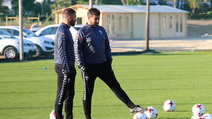 El entrenador Fernando Estévez, junto a uno de sus ayudantes en un entrenamiento reciente.