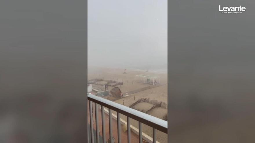 El viento arrastra una caseta en la playa de les Palmeretes con dos personas dentro