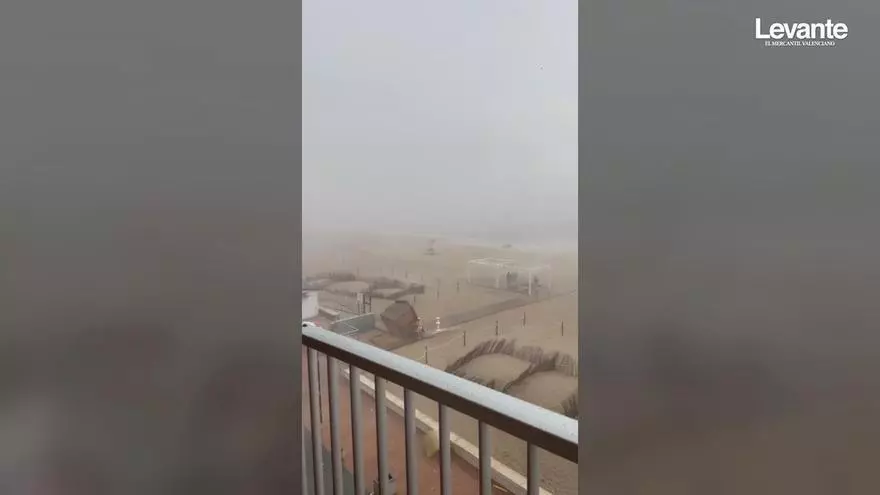 El viento arrastra una caseta en la playa de les Palmeretes con dos personas dentro