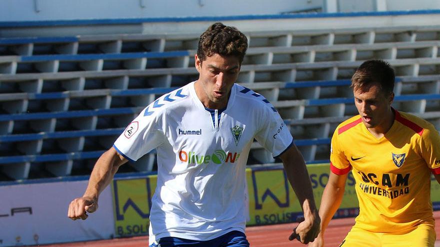 Montero controla el esférico frente a un jugador rival.