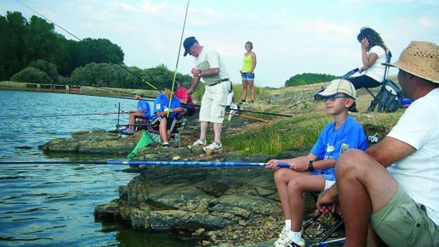 Los jóvenes benaventanos intentan conseguir alguna captura en las aguas de Jiménez de Jamuz.