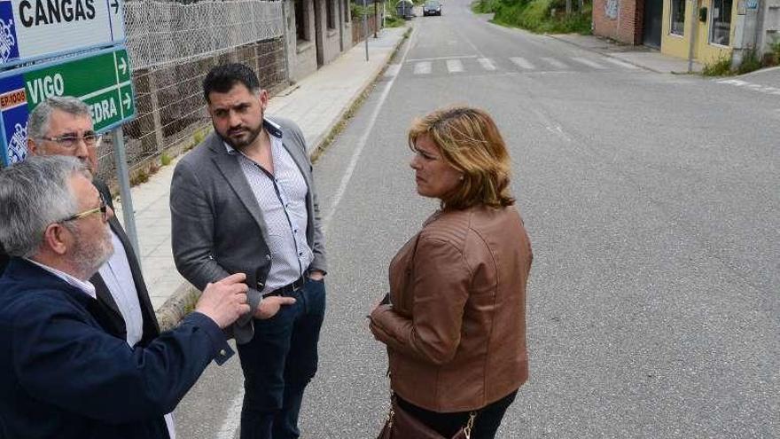 Alcalde y edil de Obras con el diputado Benitez el día 19 en el vial. // G.N.