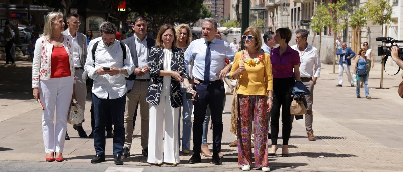 Elías Bendodo, en el centro de Málaga junto a otros candidatos del PP.