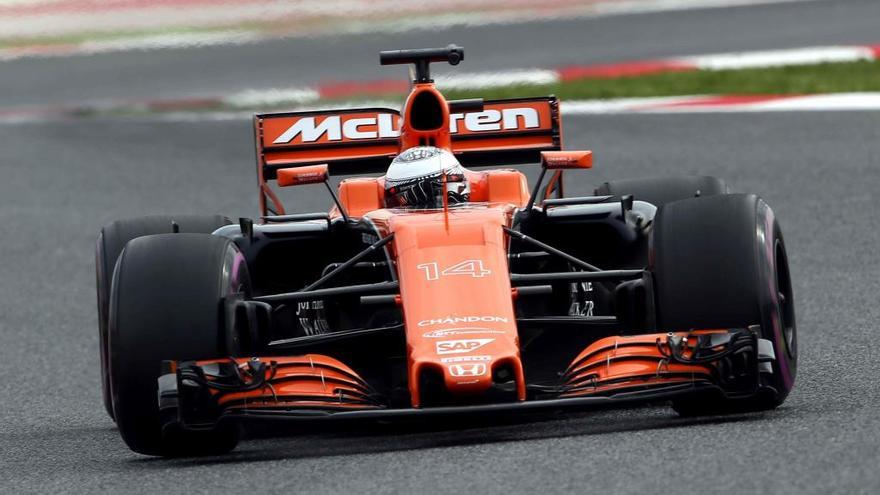 Fernando Alonso conduce su nuevo McLaren en Montmeló.