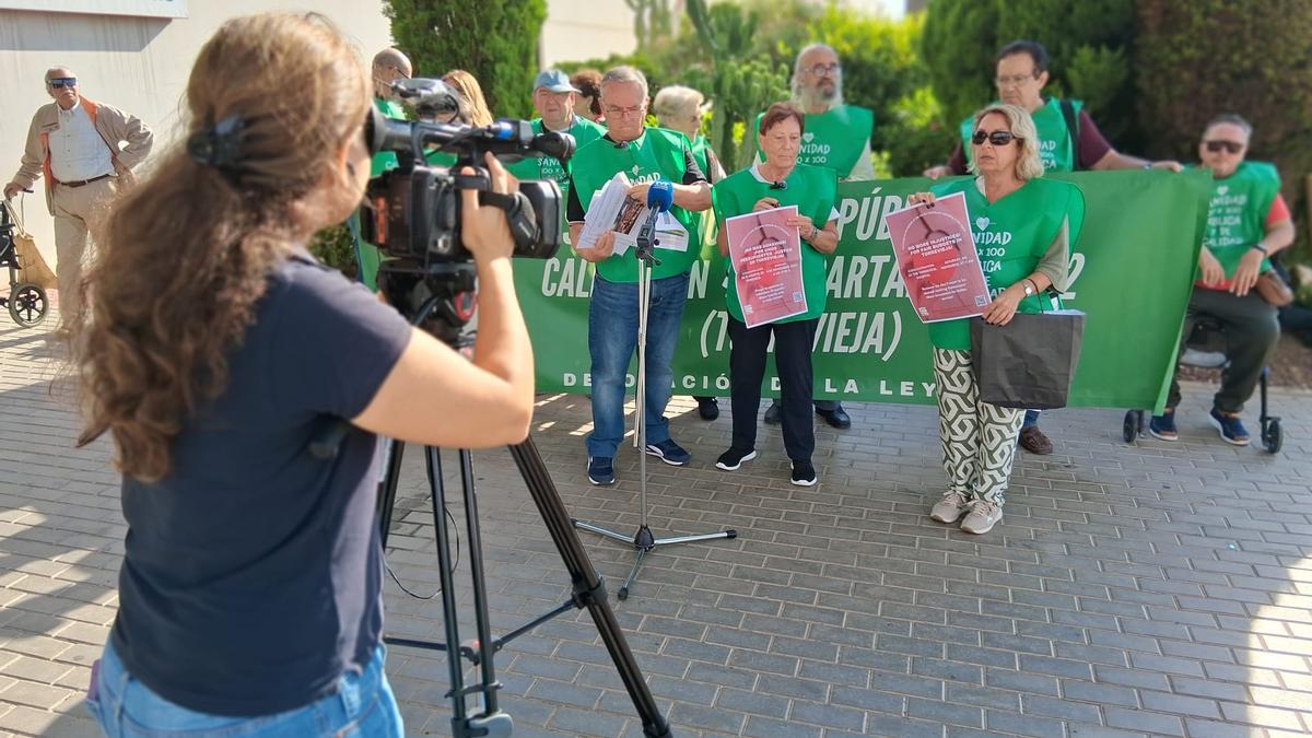 Un momento del acto en el que la Plataforma por la Sanidad del Departamento de Salud en el que se convocó la concentración para el 8 de noviembre. En la imagen, Manuel Gómez y Eva de la Fuente, portavoces del colectivo
