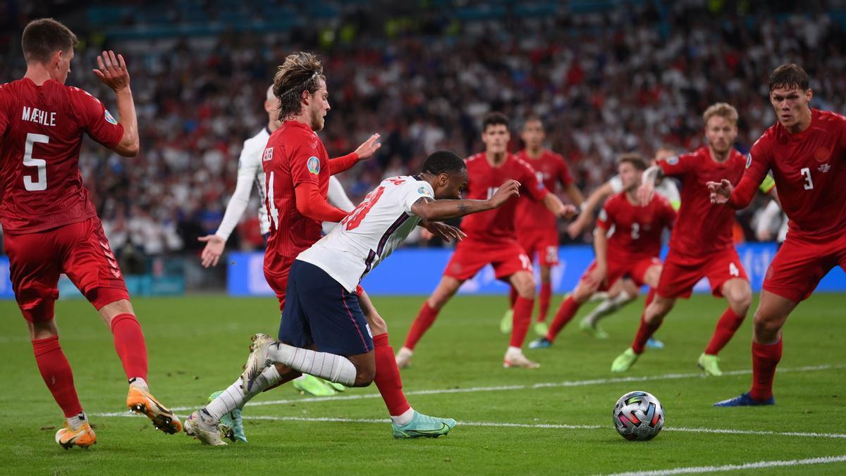 La secuencia del penalti (1). Maehle se desentiende tras haber tocado a Sterling.