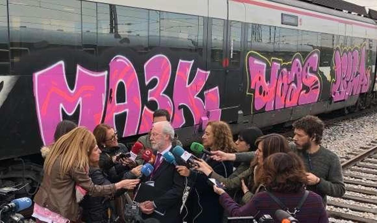Domingo Corchado, gerente del área de Seguridad y Autoprotección de Renfe, ayer, en el taller de la compañía en Atocha Madrid-Sur.