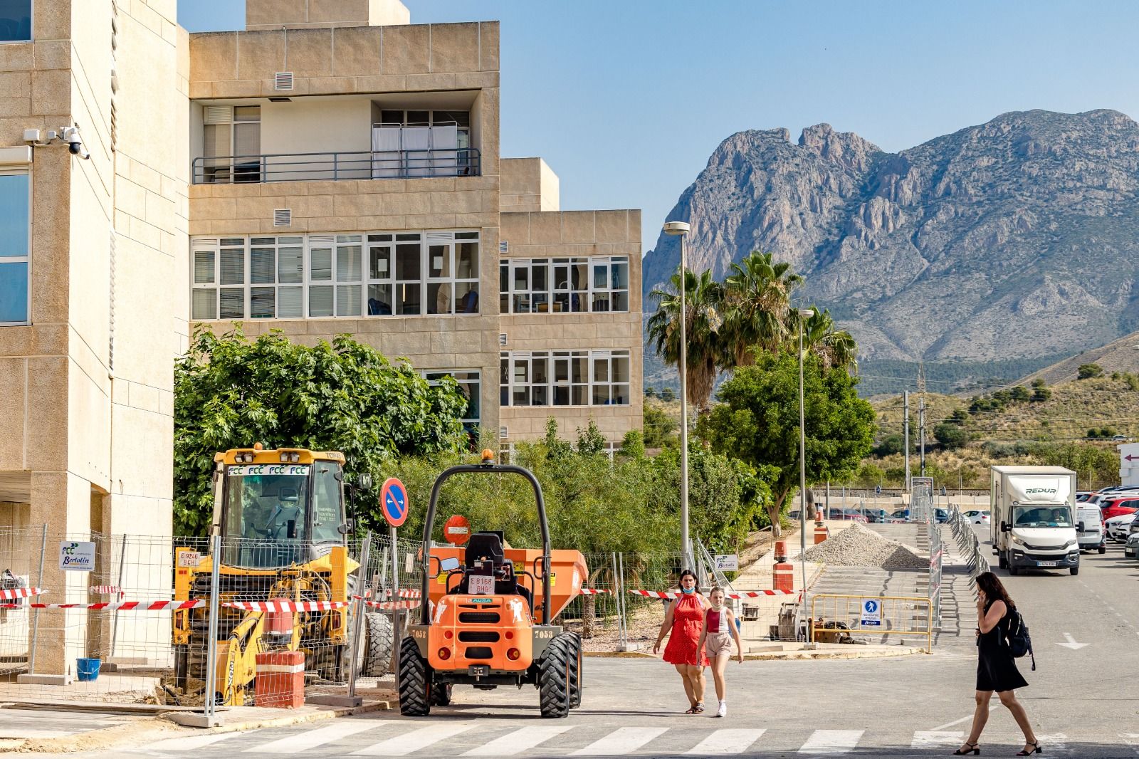 Varios usuarios pasan junto a la zona del complejo que ya se ha acotado por las obras de ampliación.