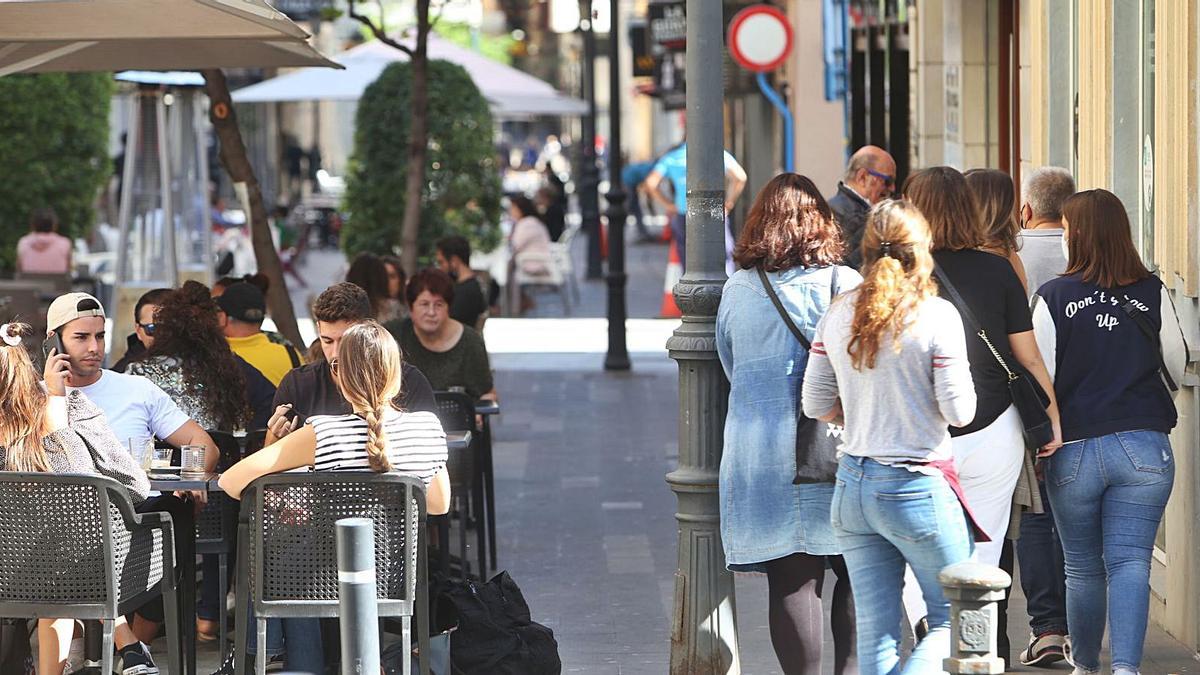 Ambiente en una de las terrazas de la calle Castaños de Alicante, ayer, al mediodía. | MANUEL R. SALA 