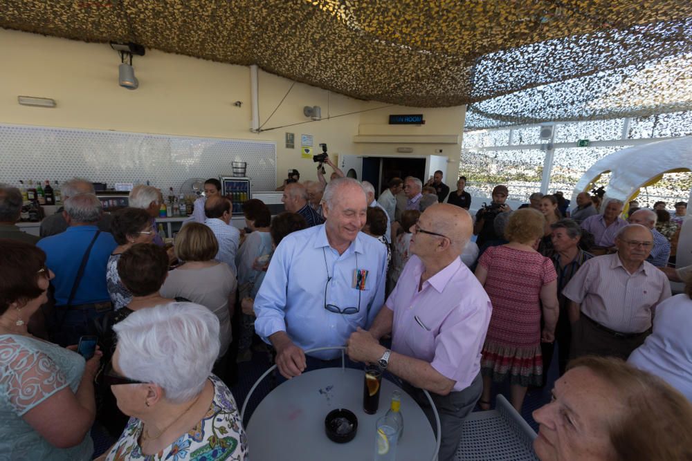 El dueño de Space invita a los miembros del Club de Jubilados de Sant Antoni a la discoteca.