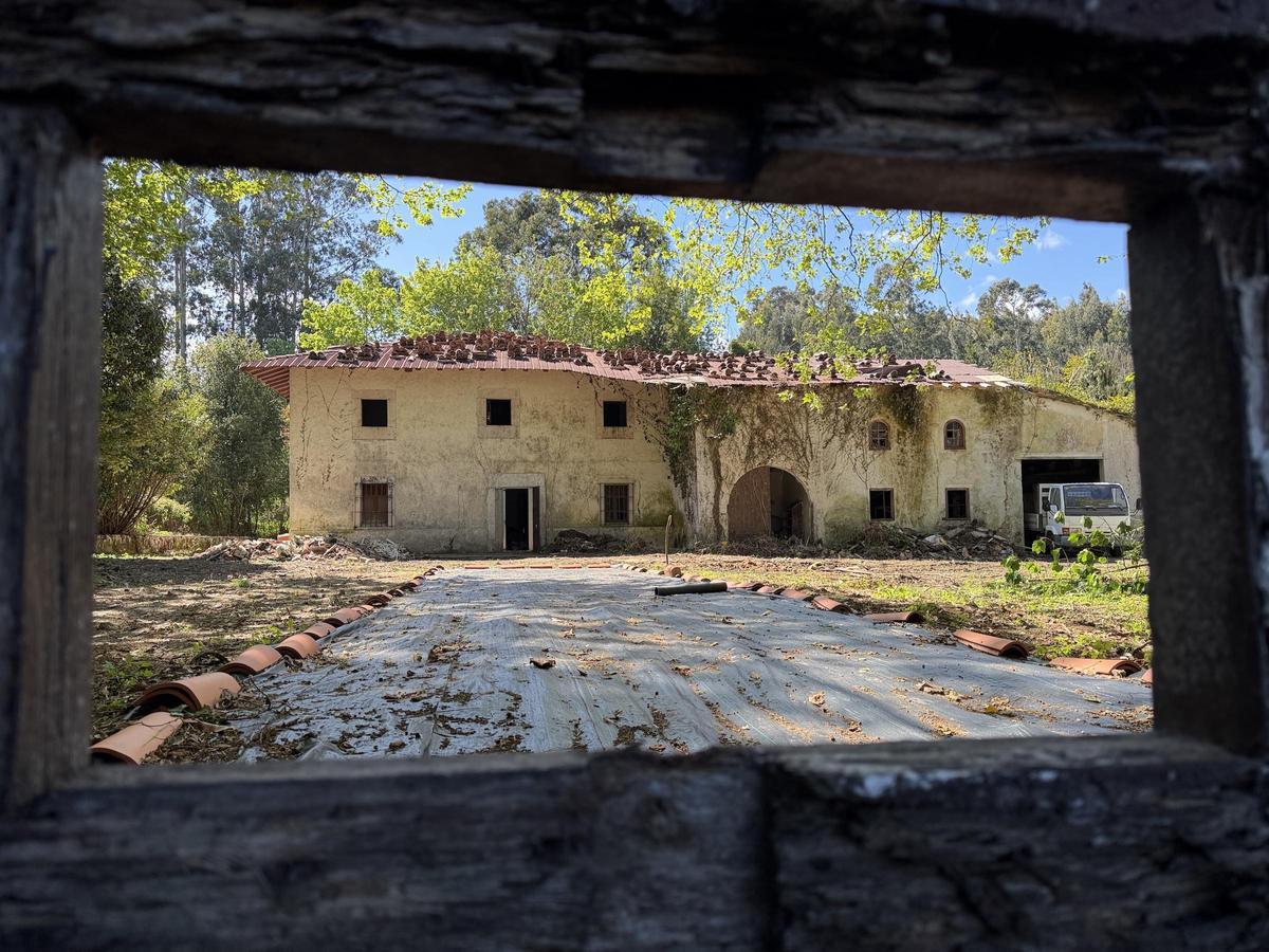 Vista frontal del palacio de los Uría, desde un hueco existente en la puerta de entrada a la finca.