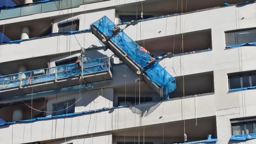 Un policía fuera de servicio rescata a un trabajador descolgado de su vagoneta desde una planta 12