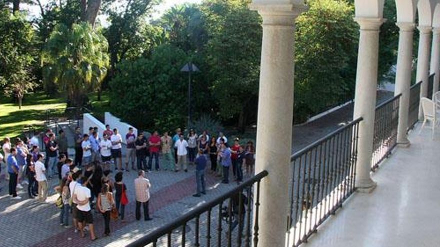 Alumnos en el patio de la escuela de hostelería de La Cónsula.