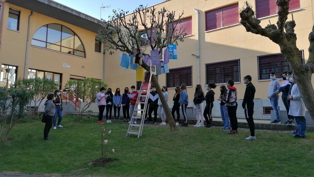 Alumnos participan en una actividad celebrada en el centro educativo toresano