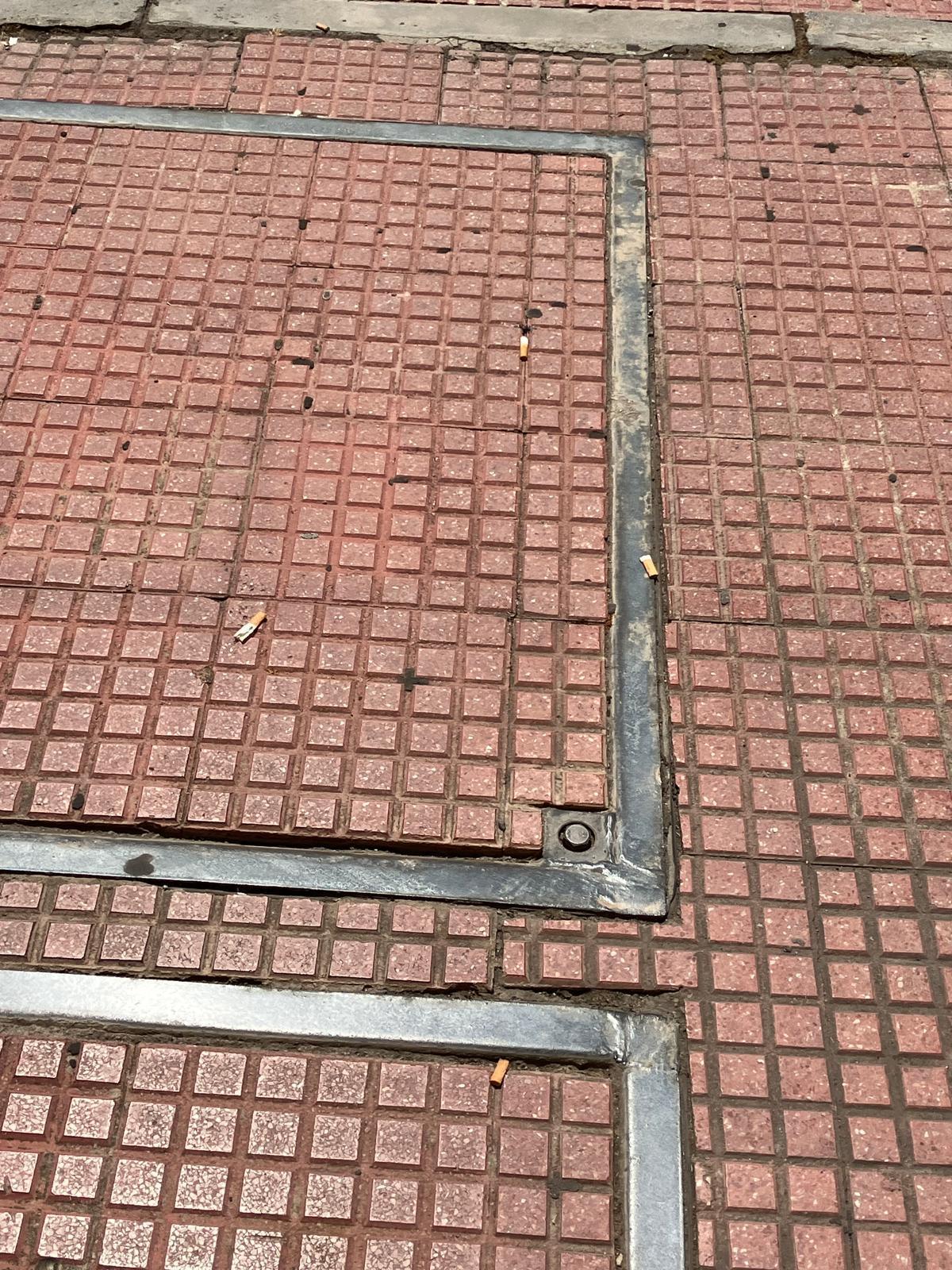 Uno de los puntos negativos del Distrito IV: hay colillas esparcidas en las zonas de espera, como las paradas de autobuses. Uno de los puntos negativos del Distrito IV: hay colillas esparcidas en las zonas de espera, como las paradas de autobuses.