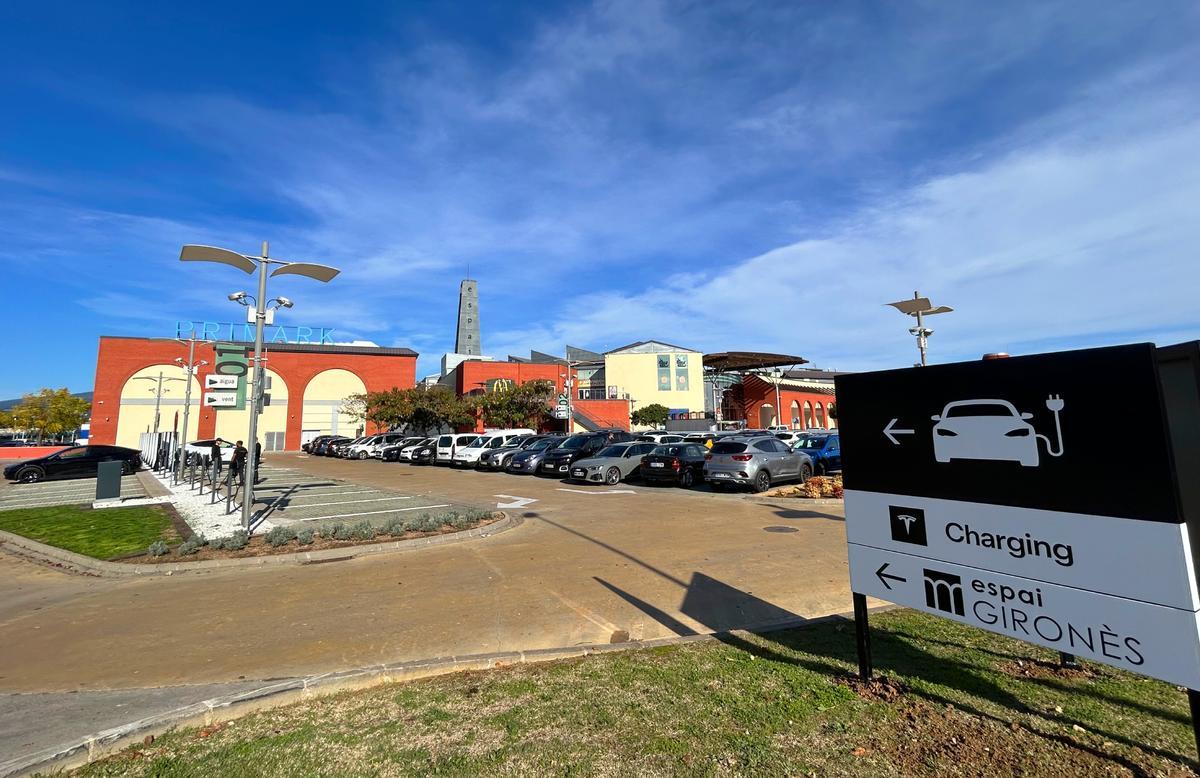La nova estació de carregadors Tesla per a vehicles elèctrics a l'Espai Gironès.