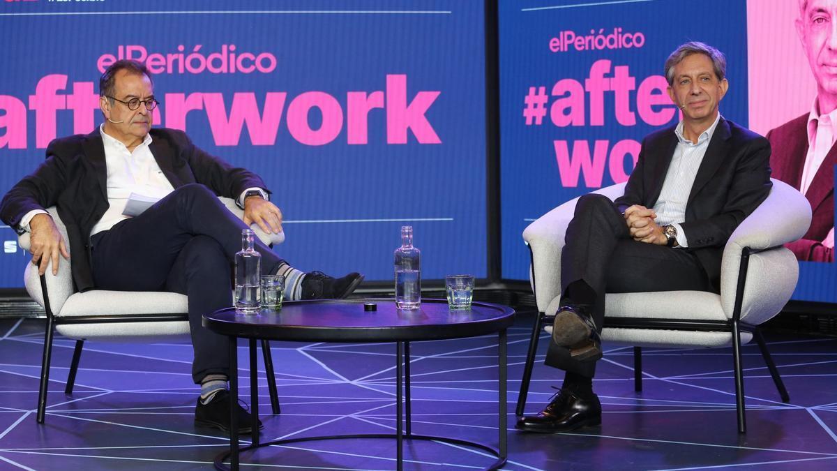 El director de El Periódico de Cataluña, Albert Sáez, charla con Francesc Fajula, CEO de Mobile World Capital Barcelona.