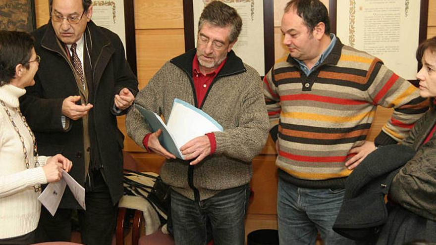 Algunos de los organizadores del congreso, ayer, en la presentación. / eduardo vicente