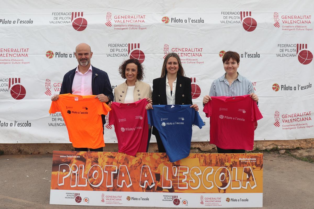 L'alcaldessa de la Vall d'Uixò, Tania Baños,  i la regidora d'esports, Mar Arzo, junt a altres membres de la corporació municipal