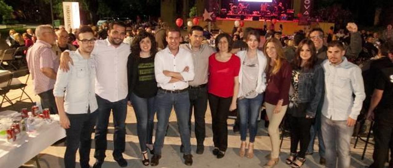 Los integrantes de la candidatura del PSPV de Xàtiva, en la fiesta de cierre de campaña, anoche en el Jardí de la Pau.