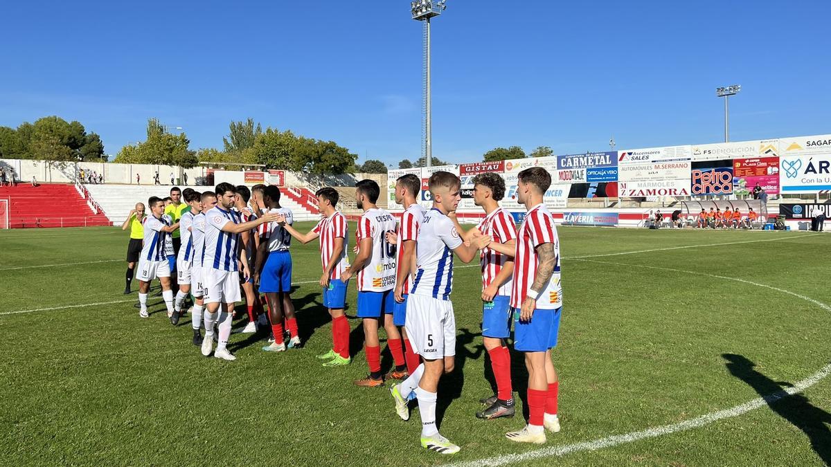 Saludo entre los jugadores del Barbastro y el Izarra previo al choque que les enfrentaba este domingo.