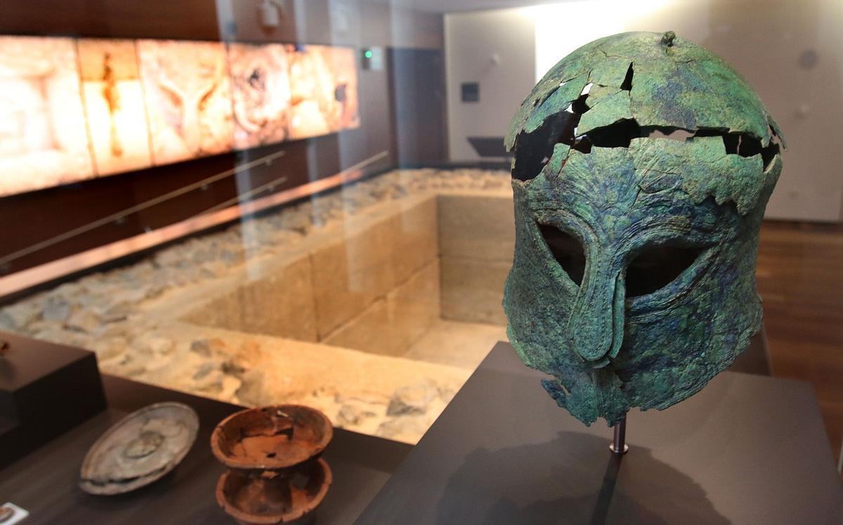 La tumba del guerrero, en el Museo de Málaga, de tipo oriental fenicio pero con un cuerpo con el ajuar mortuorio e indumentaria de un soldado griego.