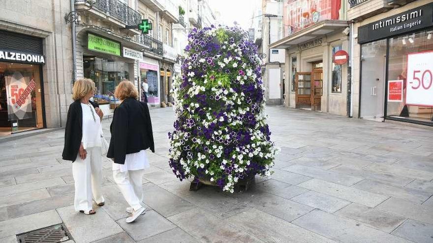 Maceteros con flores adornan las calles