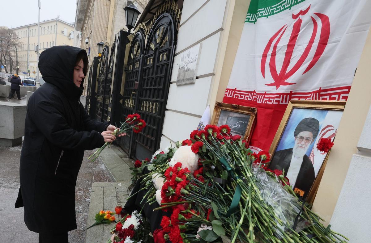 Ofrenda floral tras el asesinato del líder supremo iraní Alí Jamenei en la embajada de Irán en Moscú.