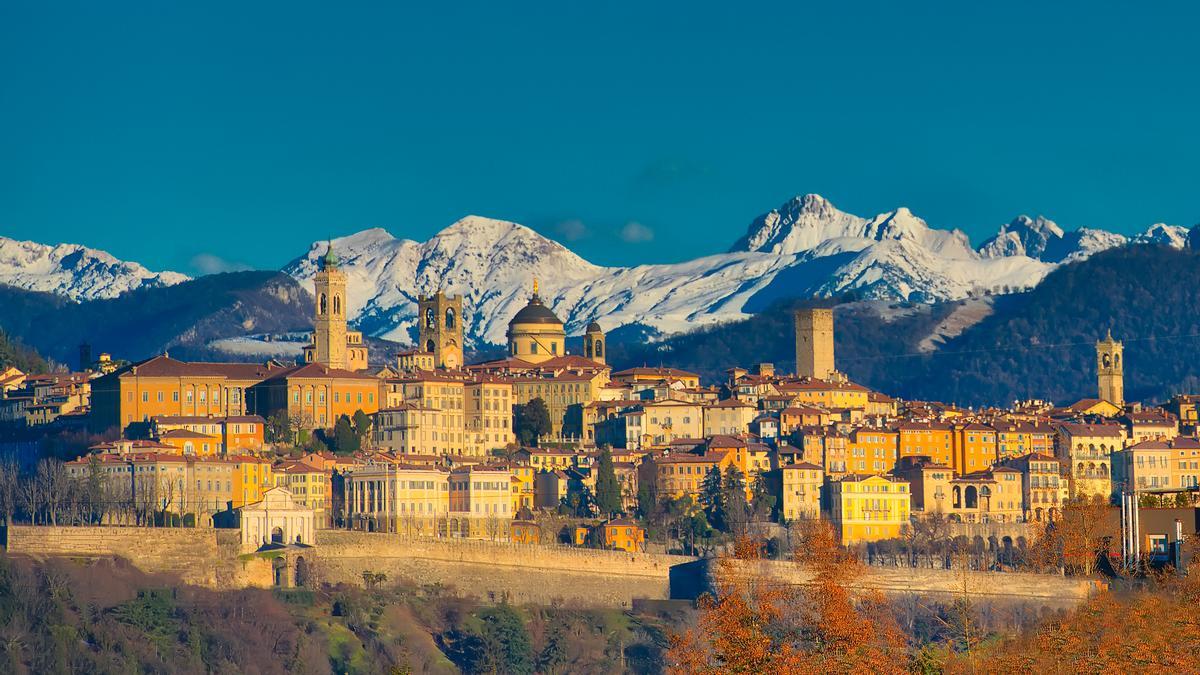 La ciudad alta de Bérgamo con su imponente naturaleza de fondo