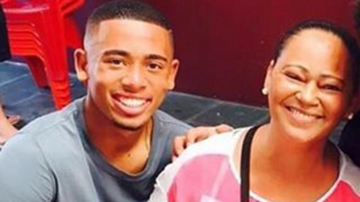 Gabriel Jesus posa junto a su madre Vera Lucia Diniz de Jesus