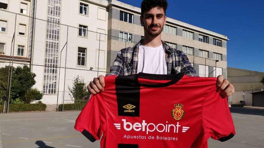 El futbolista cangués Javier Hermelo, ayer, en las instalaciones del colegio Compañía de María con la camiseta del Mallorca. // S.Álvarez