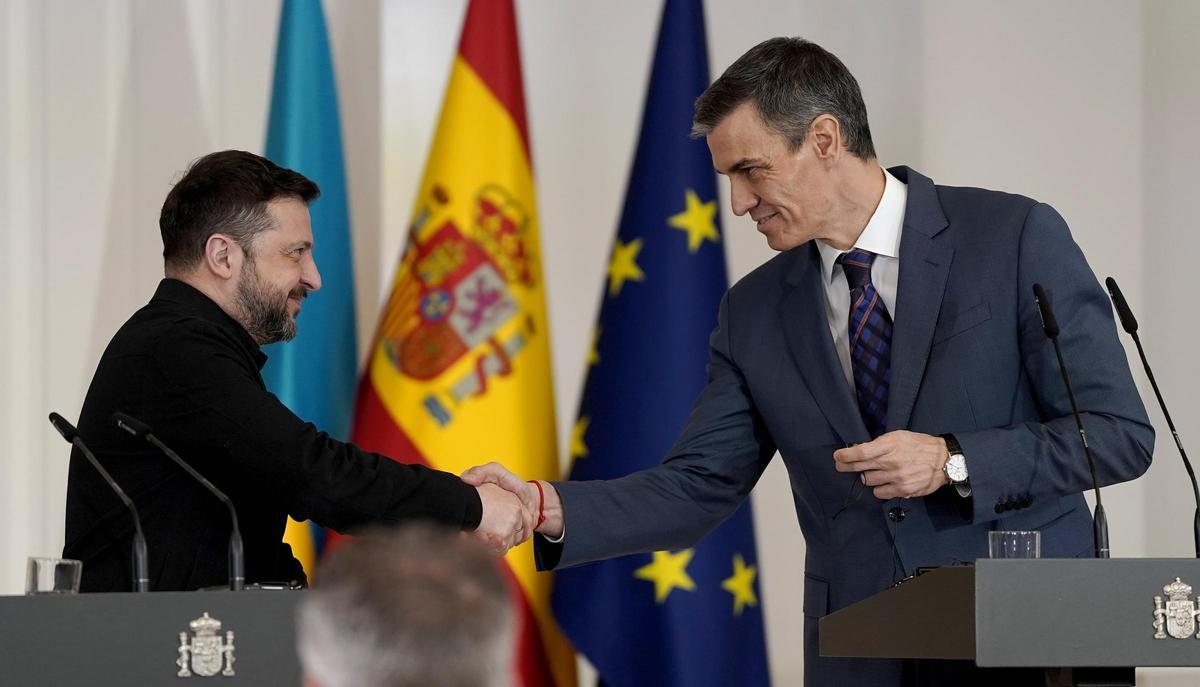 El presidente del Gobierno, Pedro Sánchez, durante el encuentro con el presidente de Ucrania, Volodímir Zelenski, en La Moncloa.