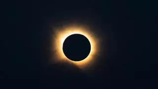 Más de 20.000 asistentes llegados de medio mundo celebran el eclipse desde el ángulo privilegiado de Tarragona
